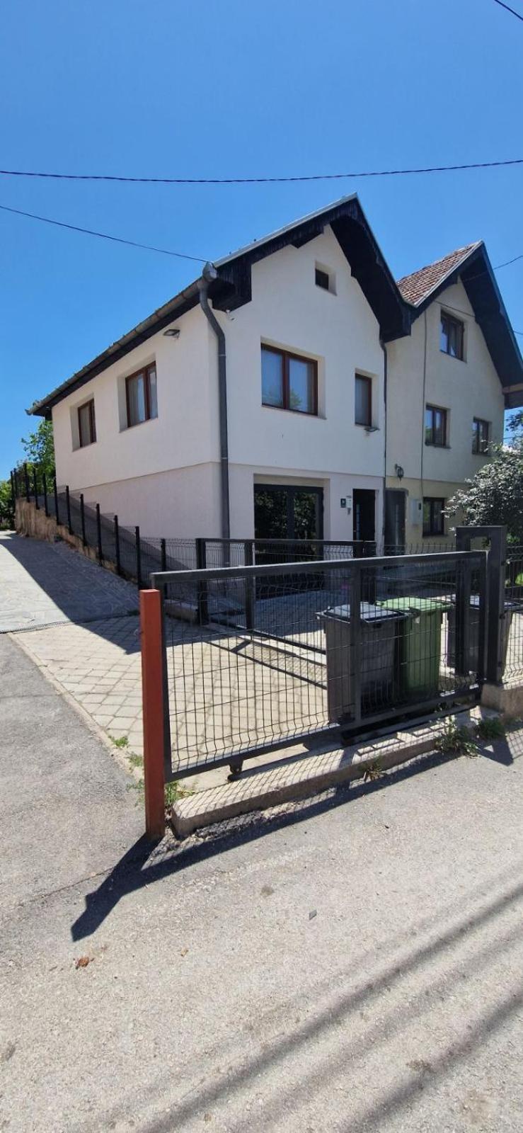 Family Apartment With Garden Sarajevo Eksteriør bilde